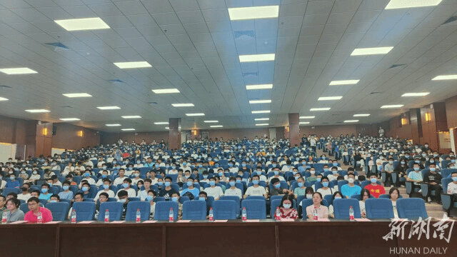 啪啪啦
新生:倾听戍边故事 致敬戍边英雄